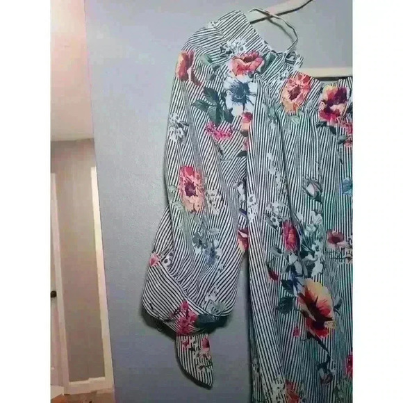 A Byer Sz Medium Top Flowy Striped Floral Print Blouse Tie Cuffs NWT - Picture 3 of 7